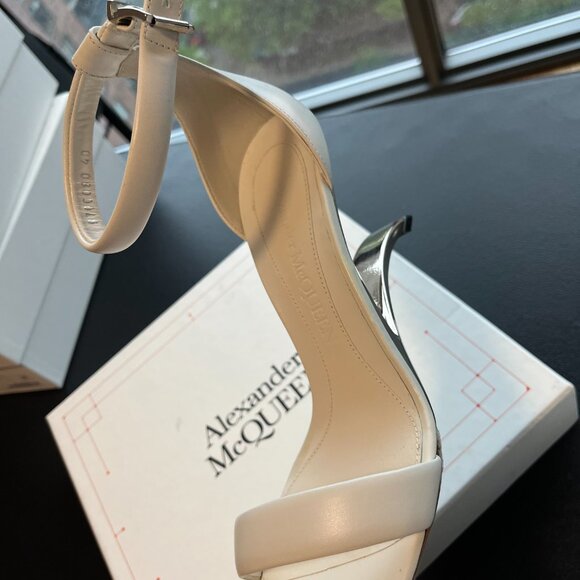 NWT Alexander McQueen Arc Sandals White Leather Sculpted Heels Ankle Strap - Picture 15 of 16